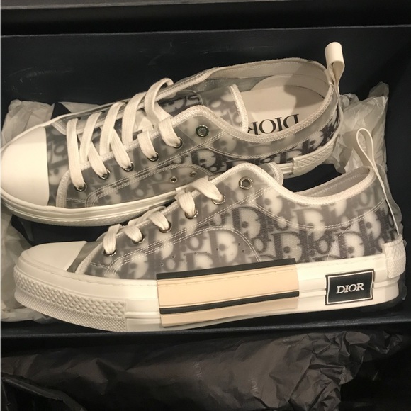 Looking to sell my shoes are Authenticated information will be provided. - Picture 1 of 6